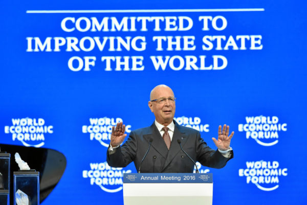 WEF Voorzitter en oprichter Klaus Schwab verwelkomt de leden tijdens de jaarlijkse bijeenkomst van het World Economic Forum (WEF) in Davos, Zwitserland, 19 januari 2016